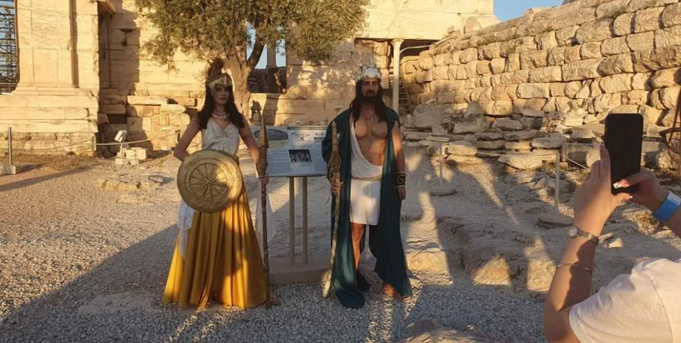 Φιέστα με χλαμύδες, ασπίδες και ακόντια στην Ακρόπολη του Παρθενώνα